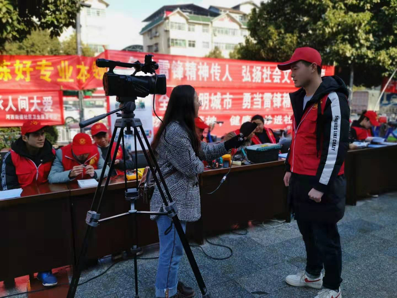 4 怀化电视台记者采访志愿者田锐.jpg